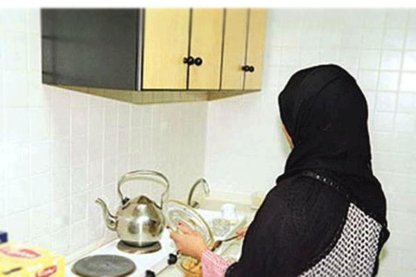 عاملة منزلية مغربية عمرها 32 سنة