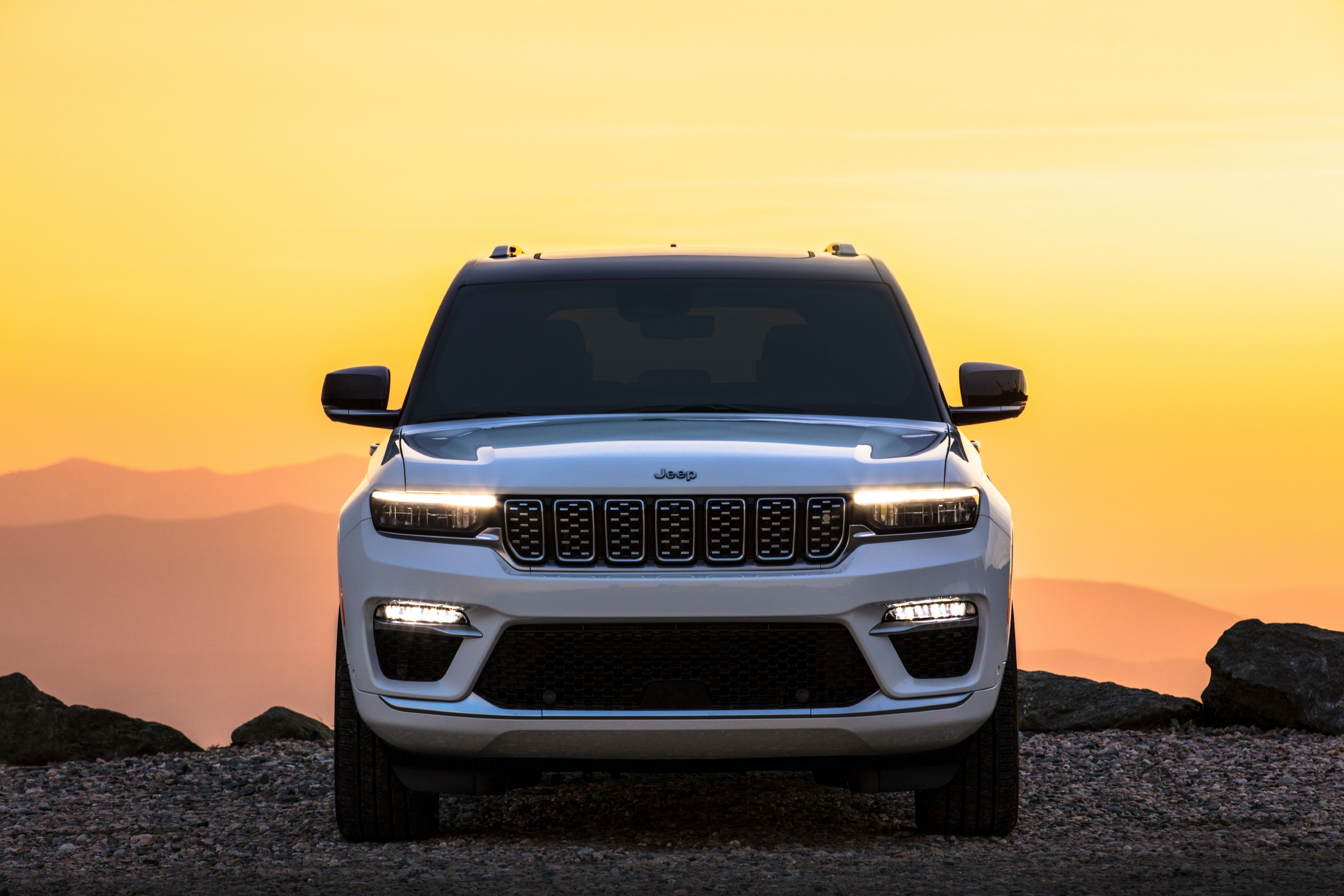 Drive in style and luxury with the Jeep Grand Cherokee from Rent Bus!