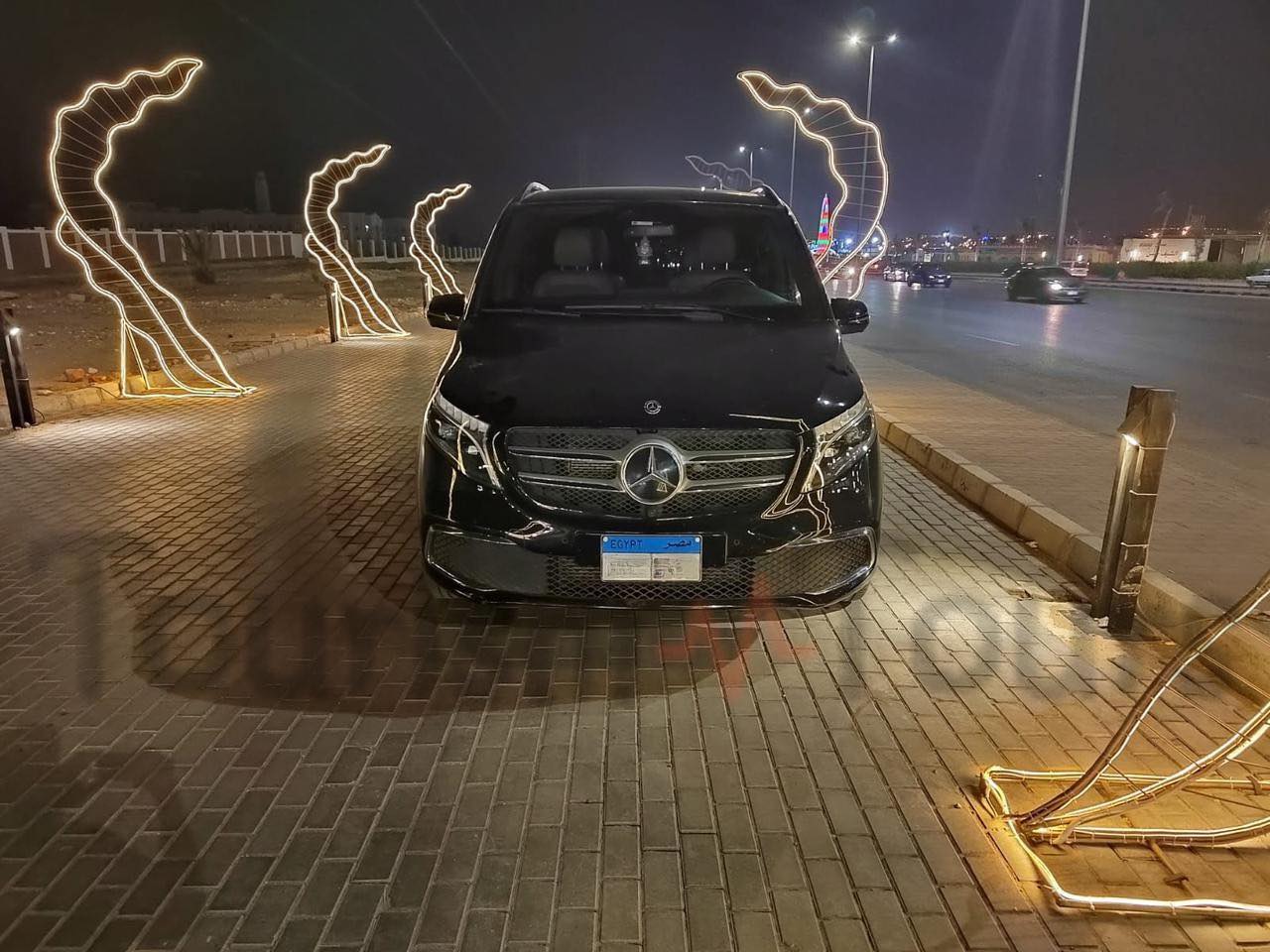 Unparalleled Travel Experience: Airport Limousine Ensures Comfort with Mercedes Viano